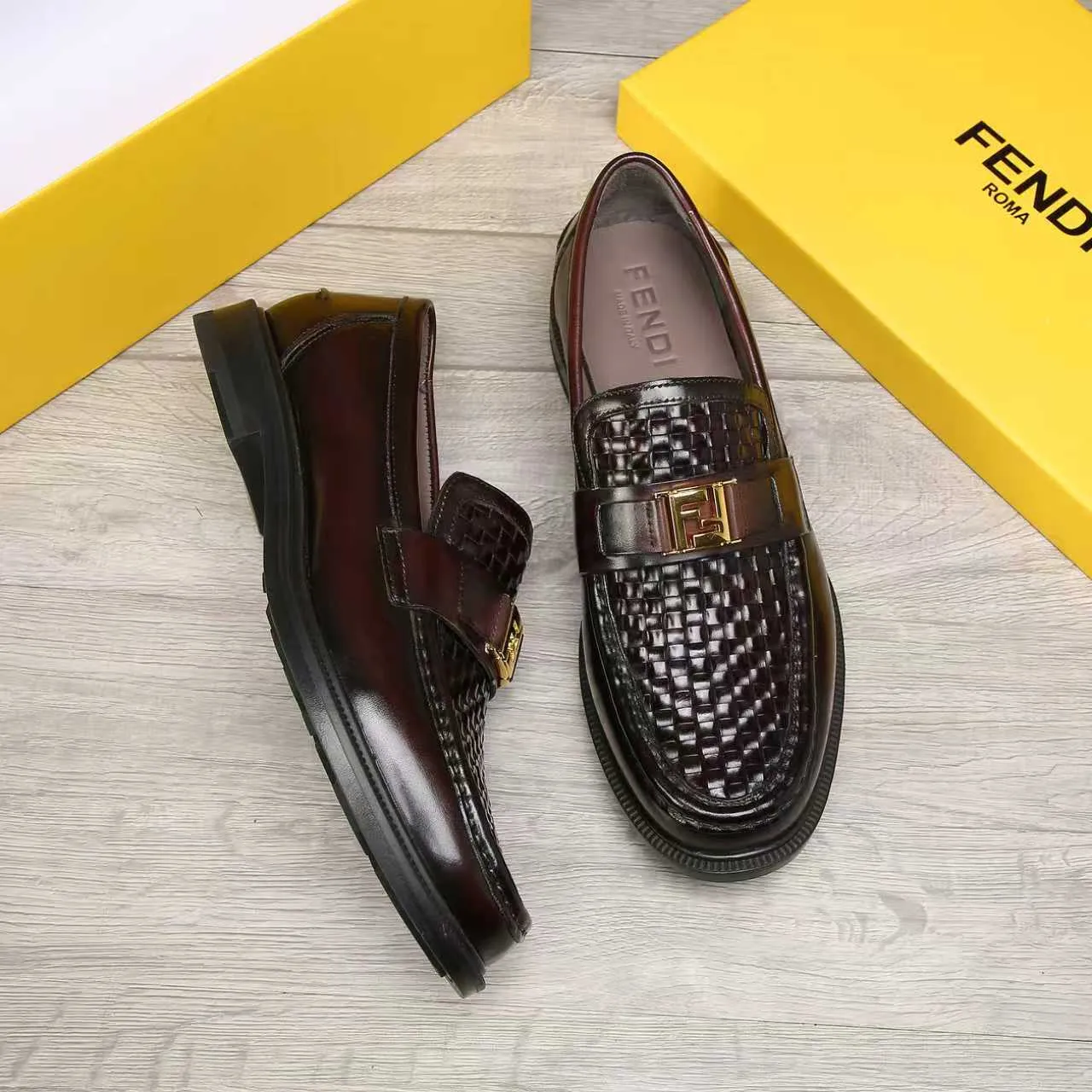 Men's men's shoes 💰 540 💰 Water dyed cowhide 🆘 The latest FENDI ( Fendi ) new casual leather shoes 🕶️🕶️ Simple routing effect, showing an elegant and cool driving shoe 🎬Made of Italian 🇮🇹 imported calfskin + first-layer water-dyed cowhide lining🐂Excellent material🎬Detailed workmanship 🤗Comfortable foot feel➰➰. ​Pair it with any outfit to show your taste and temperament, low-key luxury ♻️Design ​simple and elegant ​noble and fashionable 🍃​Very loved and favored by trendy men 💓❤️Size: 38-44 2⃣️colors available